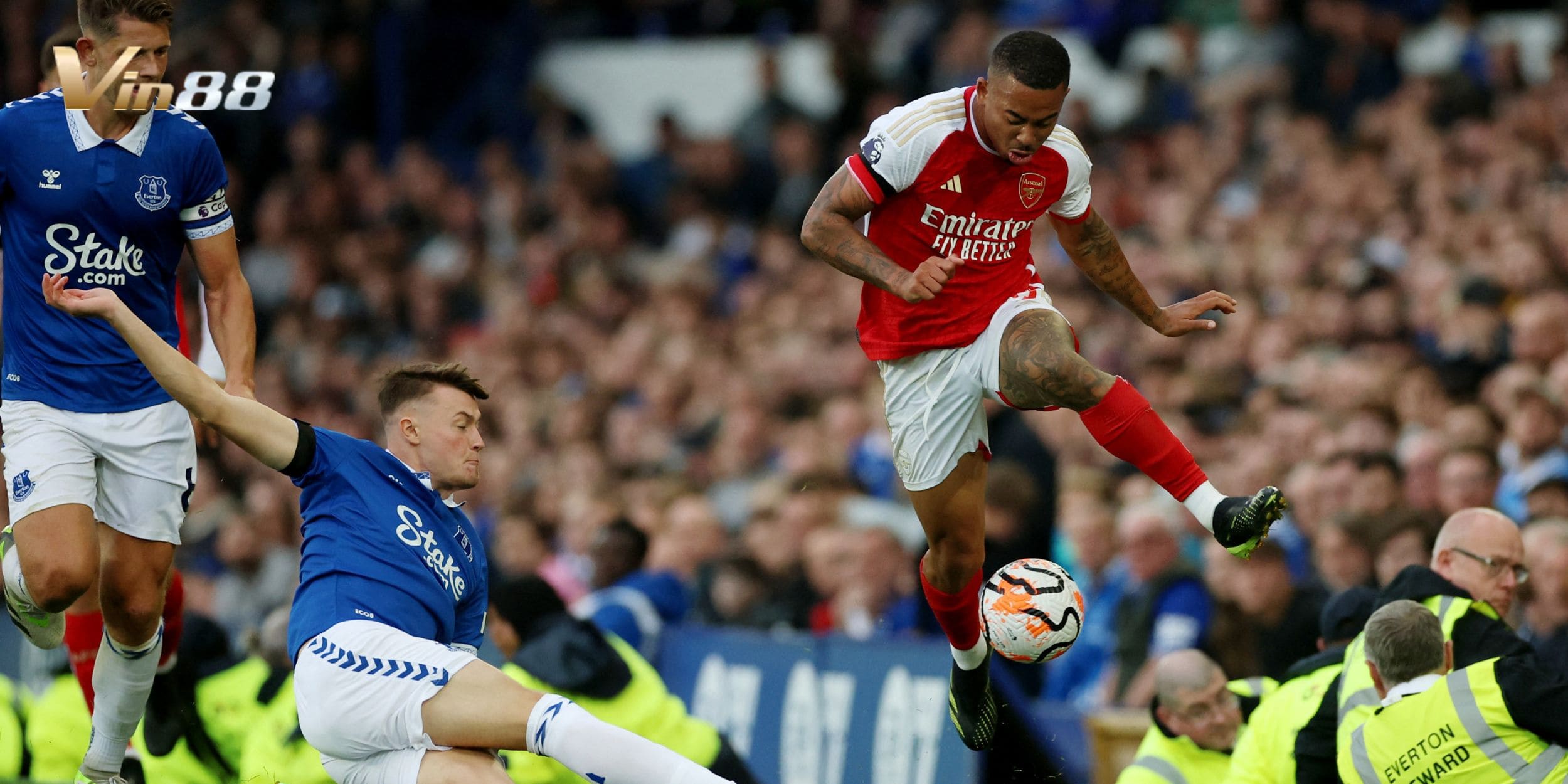 Arsenal có 2 trận thắng liên tiếp trong khi Everton đứt chuỗi bất bại khi thua Liverpool