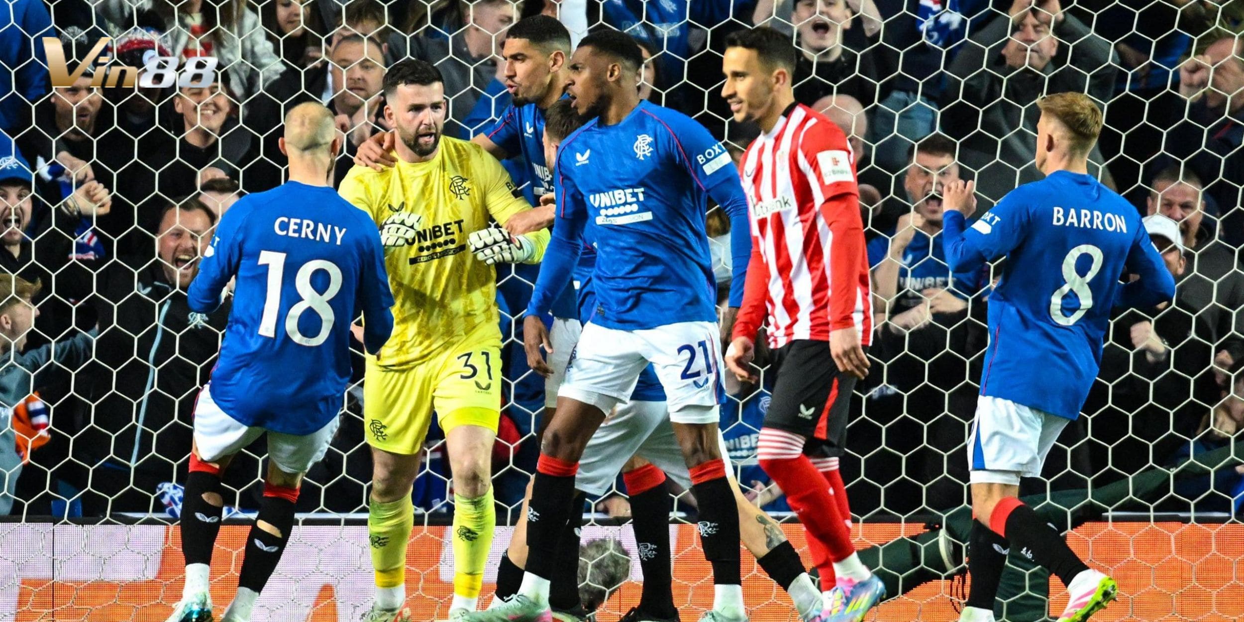 Rangers kiên cường chống chọi trước hàng công của Athletic Club khi bị mất người từ sớm